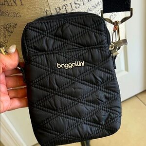 EUC Baggallini black quilted RIFD crossbody Journey bag